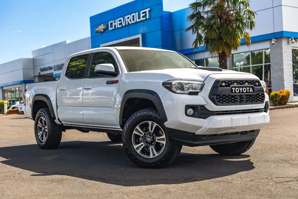 2017 Toyota Tacoma SR5 TRD Sport in Super White for sale at Newberg Chevrolet in Newberg, Oregon